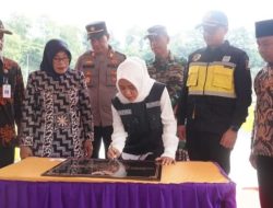Bupati Mojokerto Ikfina Didampingi Kadis PUPR Rinaldy Resmikan Jembatan Penghubung Desa Sugeng dan Desa Kesemen untuk Tingkatkan Perekonomian