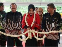 Bupati Ikfina Didampingi Direktur RSUD Soekandar Mojosari Mojokerto dr. Djalu Resmikan Poliklinik dan IGD