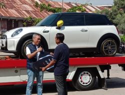 Direktur Jaringan dan Layanan BRI Serahkan Langsung Hadiah BRI Britama BRImo Festival