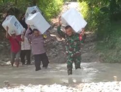 Distribusi Logistik Pemilu, Personel Polsek Tambakrejo Menyeberangi Sungai Napis
