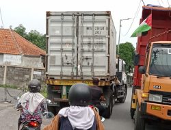 Dump Truk Bikin Resah Warga Desa Karangbong Sidoarjo