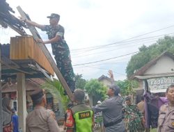 Gotong Royong Evakuasi Rumah Warga Terdampak Angin Kencang di Beberapa Wilayah Sidoarjo