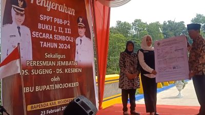 Surat Pemberitahuan SPPT PBB -P2 Tahun 2024 Secara Simbolis Diserahkan Bupati Ikfina Kepada Kades Sugeng Trawas