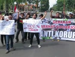 Masyarakat Sidoarjo Unjuk Rasa Anti Korupsi di Depan Alun – alun