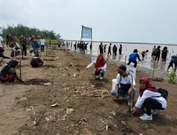 Peringati HSPN, Perhutani KPH Banyuwangi Selatan Melakukan Aksi Bersih Pantai dan Tanam Mangrove di Pantai Parangsemar