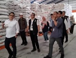 Pj. Gubernur Jawa Timur Tinjau Stok Beras di Gudang Bulog Surabaya Utara di Sidoarjo