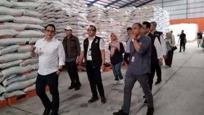 Pj. Gubernur Jawa Timur Tinjau Stok Beras di Gudang Bulog Surabaya Utara di Sidoarjo
