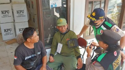 Polda Kalteng Beri Layanan Kesehatan Bagi Petugas KPPS Kelurahan dan Personel Pengaman Pemilu di Palangka Raya