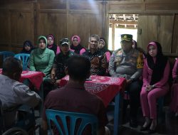 Polres Wonogiri Besuk Anggota KPPS yang Sakit dan Takziah Anggota KPPS yang Meninggal Pasca Pemilu 2024