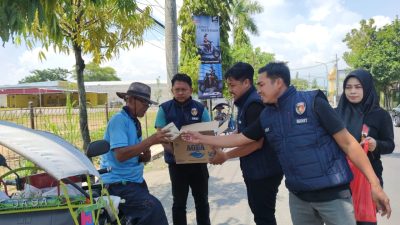 Jum’at Berkah, Satreskrim Polres Bojonegoro Bagikan Nasi Kepada Masyarakat