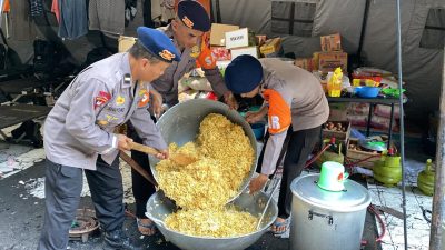 Setiap hari, Dapur Lapangan Sat Brimob Polda Jateng Siapkan 4.000 Nasi untuk Korban Banjir di Demak