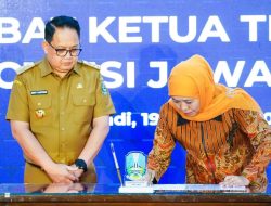 Khofifah Indar Parawansa Lakukan Serah Terima Jabatan pada Penjabat Gubernur Jatim