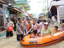 3.000 Nasi Bungkus di Bagikan Kapolres Bojonegoro Saat Kunjungi Lokasi Banjir
