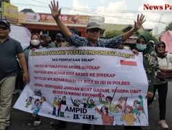Aktivis Pergerakan Sidoarjo Demo di depan Mapolresta Sidoarjo, Tuntut Pernyataan Mantan Wakapolri