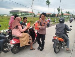 Kapolsek Krembung Berikan Imbauan Kamtibmas Sambil Bagikan Takjil