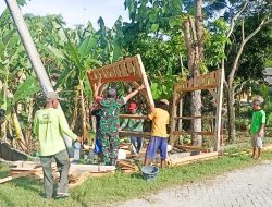Bersama Warga Semenkidul, Babinsa Koramil Sukosewu Bojonegoro Dirikan Pos Kamling