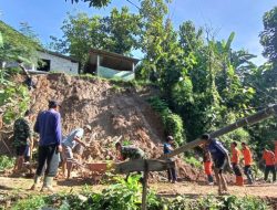 Bersatu Laksanakan Mitigasi Bencana, Petugas Gabungan Bersama Warga Bergotong Royong Bersihkan Tanah Longsor di Wilayah Parang Magetan
