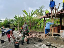 Binter Terpadu, Babinsa Koramil Sumberrejo Bojonegoro dan Warga Tulungrejo bangun Musholla