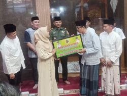 Safari Ramadhan di Masjid Baitul Muhajirin, Bupati Ikfina Serahkan Bantuan Rp100 juta dan Pelayanan Kesehatan Gratis dari UPT Puskesmas Sooko