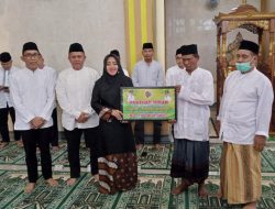 Safari Ramadhan di Masjid Sirajul Ummah Temuireng Dawarblandong, Bupati Ikfina Serahkan Dana Hibah 100 Juta