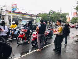 Semarak Ramadhan Berkah, Polsek Gedangan Bagi-bagi Takjil