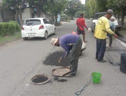 Jalan Berlubang Ruas Lingkar Timur dan Brigjen Katamso Waru Mulai Diperbaiki Dinas PU Bina Marga Sidoarjo