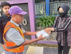 Jum’at Berkah, Satresnarkoba Polres Bojonegoro Bagi-bagi Takjil