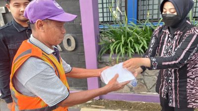 Jum’at Berkah, Satresnarkoba Polres Bojonegoro Bagi-bagi Takjil