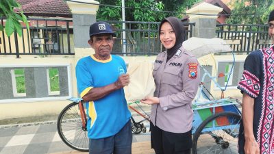 Jumat Berkah, Satresnarkoba Polres Bojonegoro Salurkan Bantuan Sembako bagi Warga