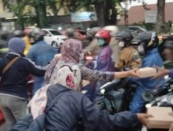 Juru Warta Sidoarjo Berbagi 250 Paket Takjil di Alon-alon Monumen Jayandaru