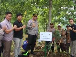 Kapolres Wonogiri Hadiri Penanaman Pohon Serentak di Desa Kepyar