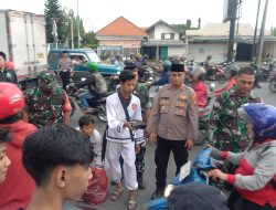 Kapolsek Bersama Forkopimka Tanggulangin Bagikan1.250 Paket Takjil Pada Masyarakat