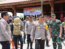 Kunjungi Korban Banjir di Demak, Kapolda Jateng : Segera Salurkan Logistik dan Obat – obatan