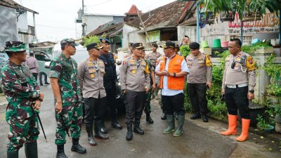 Kunjungi Korban Banjir di Juwana Pati, Kapolda Jawa Tengah Berikan Bantuan