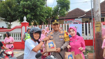 Ops Keselamatan, Polres Wonogiri Berbagi Takjil dan Sosialisasikan Tertib Berlalulintas