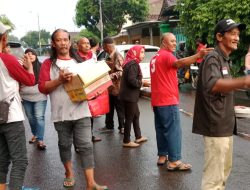 Mencari Berkah di Bulan Ramadhan, Relawan Setia Bagi – Bagi Takjil Disepanjang Jalan Desa Puri