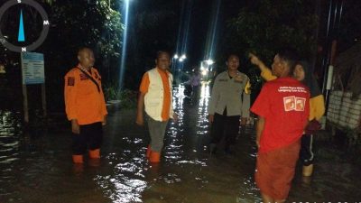Pastikan Kondusif, Polisi Bojonegoro Patroli Rumah Warga yang Kebanjiran di Saat Shalat Tarawih