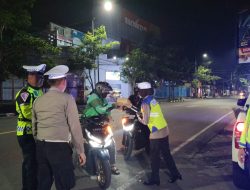 Patroli Sahur, Satlantas Polres Bojonegoro Bagikan Nasi Kotak Kepada Warga