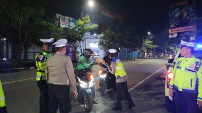 Patroli Sahur, Satlantas Polres Bojonegoro Bagikan Nasi Kotak Kepada Warga