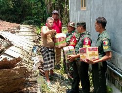 Peduli, Babinsa Koramil Kepohbaru Bojonegoro Berikan Sembako ke Warga