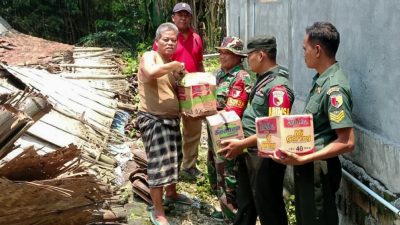 Peduli, Babinsa Koramil Kepohbaru Bojonegoro Berikan Sembako ke Warga