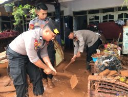 Polda Jateng Terjunkan Personel Ditsamapta, Bantu Warga Terdampak Banjir di Pekalongan