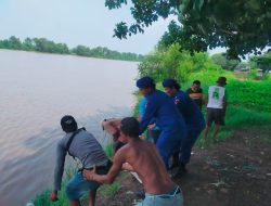 Polisi Sidoarjo Bersama Warga Pesisir Bersihkan Sampah