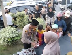 Polresta Sidoarjo Bagi-Bagi Takjil kepada Masyarakat dan Pengguna Jalan