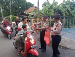 Polsek Tanggulangin Sidoarjo Bagikan Takjil dan Suarakan Tertib Berlalu Lintas