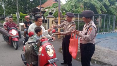 Polsek Tanggulangin Sidoarjo Bagikan Takjil dan Suarakan Tertib Berlalu Lintas
