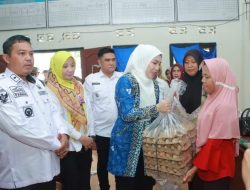 Program Klaborasi Dinas Sosial, Wakil TP-PKK Lampura Bagikan Bansos