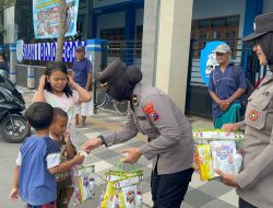 Ramadhan Berkah, Polwan Polres Bojonegoro Bagikan Ratusan Takjil ke Pengguna Jalan