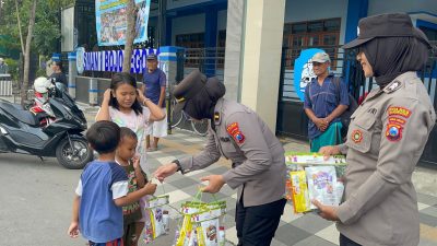 Ramadhan Berkah, Polwan Polres Bojonegoro Bagikan Ratusan Takjil ke Pengguna Jalan