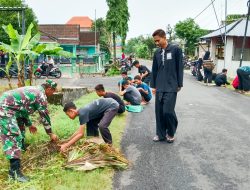 Sambut Ramadhan, Babinsa Koramil Sumberrejo Bojonegoro dan Warga Kedungrejo Bersih-Bersih Area Makam